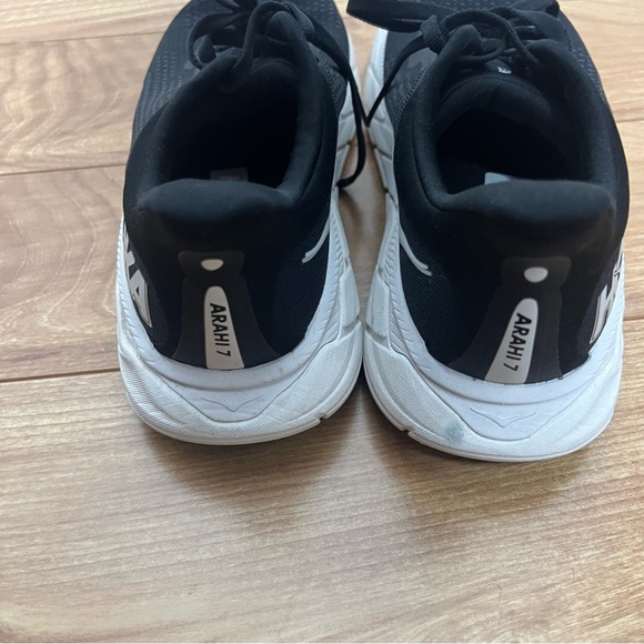 HOKA Arahi 7 Running Shoes – Women’s Size 7.5 – Black/White - Picture 4 of 10